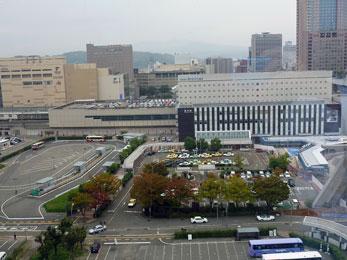 平成23年10月の工事進捗、北西から撮影した写真。中央にタクシー乗降場が写っている。