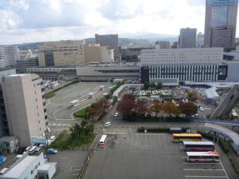 平成23年11月の工事進捗、北西から撮影した写真。観光バス乗降場が手前に見える。
