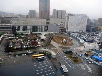 平成23年12月の工事進捗、北西から撮影した写真。ロータリー内部は整地されバスが通行している。