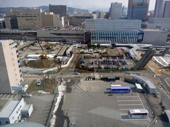 平成24年2月の工事進捗、北西から撮影撮影した写真。左側の駐車場にクレーン車が停まっている。
