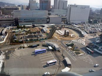 平成24年2月の工事進捗、北西から撮影した写真。バスロータリーの内側に白い線が引かれている。