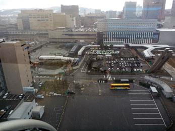 平成24年3月の工事進捗、北西から金沢駅西口駐車場を撮影した写真。