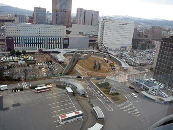 平成24年4月の工事進捗、北西から撮影した写真。ロータリー内にクレーン車が停まっている。