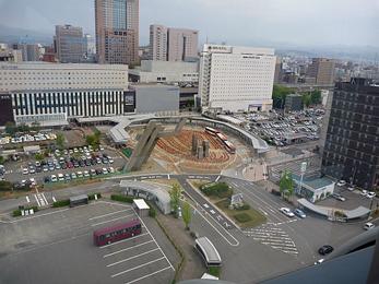 平成24年5月の工事進捗、北西から撮影した写真。バスロータリー、手前の道路が写っている。