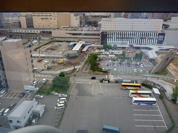 平成24年6月の工事進捗、北西から撮影した写真。左側の駐車場にクレーン車や重機が入り土地が盛り返されている。