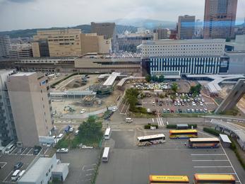 平成24年7月の工事進捗、北西から撮影した写真。手前に観光バスが停まっていて、奥にタクシー乗降場、工事中の駐車場が見えている。