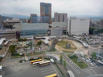 平成24年7月の工事進捗、北西から撮影金沢駅西口ロータリー側を撮影した写真。ロータリー内部と道路の境目が綺麗に舗装されている