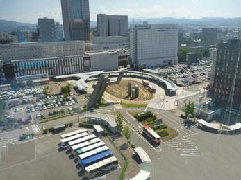 平成24年9月の工事進捗、北西から撮影した写真。ロータリー出入口が整地され、手前の道路に繋がっている様子が写っている。