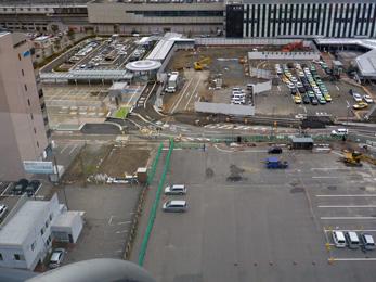 平成25年1月の工事進捗、北西から撮影した写真。手前の駐車場の右側に重機が停まっている。