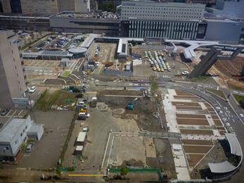 平成25年5月の工事進捗、北西から撮影した写真。手前の駐車場の右側の土地が長方形を作るようにアスファルトで囲われている。