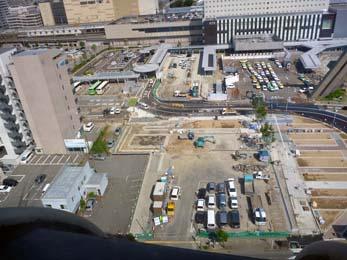 平成25年6月の工事進捗、北西から撮影した写真。手前の駐車場の奥側に重機が停まり工事をしている。
