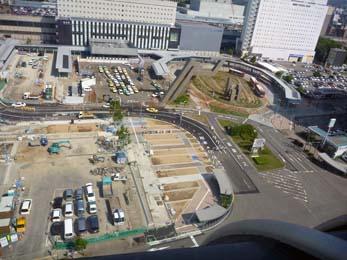 平成25年6月の工事進捗、北西から撮影した写真。工事中の手前と奥の駐車場や整備されたバスロータリーが写っている。