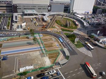 平成25年8月の工事進捗、北西から撮影した写真。手前の駐車場の地面がアスファルトになっている。