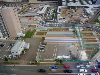 平成25年9月の工事進捗、北西から撮影した写真。奥のタクシー乗降場のアスファルトが土になり工事が行われている。