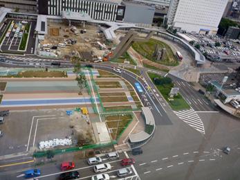 平成25年9月の工事進捗、北西から撮影した写真。奥のタクシー乗降場に重機やトラックが入り工事が行われている。