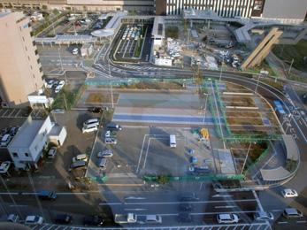 平成25年10月の工事進捗、北西から撮影した写真。手前に道路、中央に整備された駐車場、奥に工事中のタクシー乗降場が写っている。