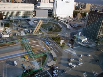 平成25年10月の工事進捗、北西から撮影した写真。手前整備された駐車場、奥にバスターミナルが写っている。