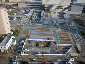 平成25年11月の工事進捗、北西から撮影した写真。手前の駐車場が白い壁のようなもので仕切られている。