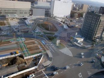 平成25年11月の工事進捗、北西から撮影した写真。手前の駐車場の白い仕切りの中で土が積まれている。