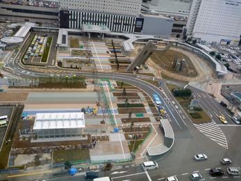 平成26年3月の工事進捗、北西から撮影した写真。手前に広場、奥にバスターミナルが写っている。