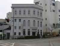 白い大きな4階建ての建物の写真