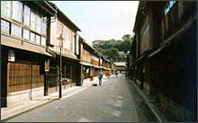 古い二階建ての木造の建物が並んでいる城北地域の茶屋街の写真
