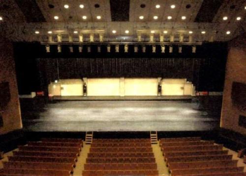 客席正面から舞台を見下ろした金沢歌劇座の内部写真