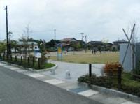 公園入口の奥に広場が広がっている松寺町公園の写真