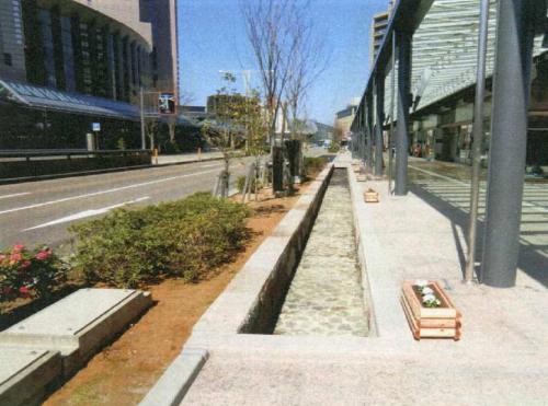 歩道沿いに水路が整備された、金沢駅通り線せせらぎ水路の写真