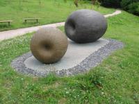 リンゴを横にしたような丸い彫刻が2個置かれている作品の写真