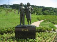 2人の女性の像が横並びに並んでいる彫刻の写真