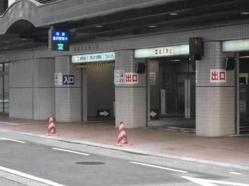 出入り口の表示が示されている金沢駅東駐車場の写真