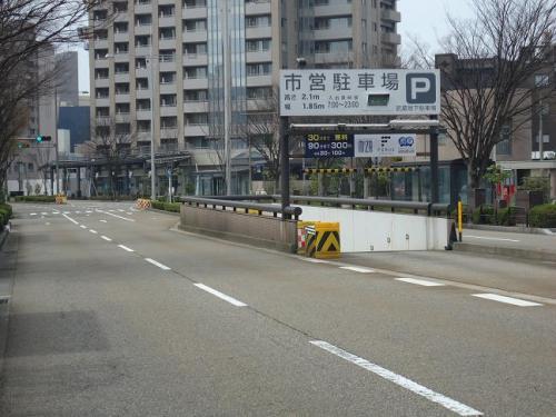 道路の真ん中から地下に通ずる入り口が設置されている武蔵地下駐車場の写真