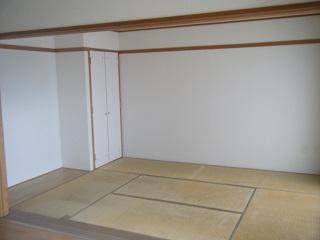 畳で、白い壁の和室の部屋の写真