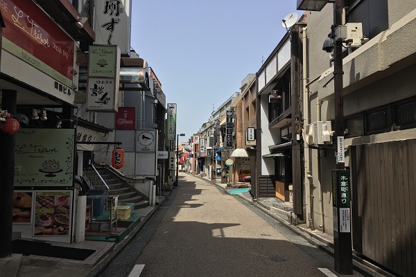 木倉町通りの無電柱化が完成した様子。街灯が2本のみで電線は全くない。