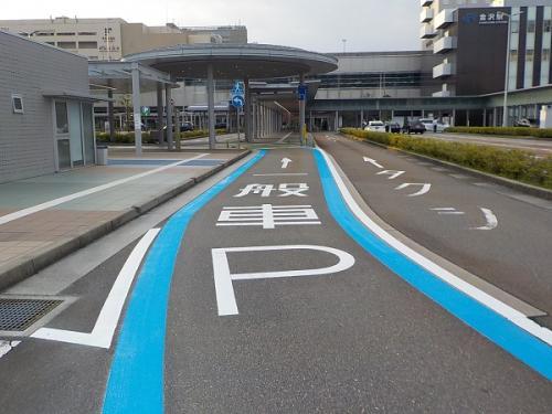 一般車Pと書かれ、矢印が書かれた道路の左右に青い線がひかれ、その右側にはタクシーと書かれている道路の写真