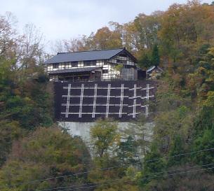 2階建て住宅が建っている側面の傾斜地を擁壁してある写真