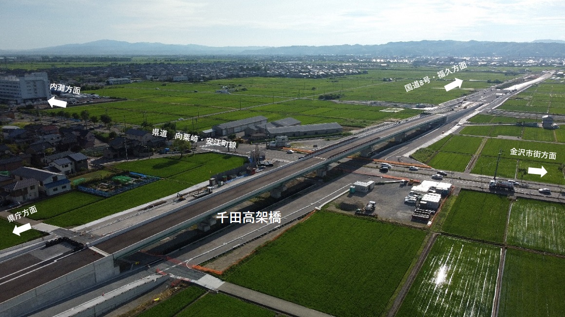 建設中の千田高架橋が、県道向粟崎安江町線と立体交差している。