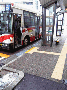 バス車両と停留所の. 隙間や段差が少なくバリアフリー整備の済んでいる猿丸神社前バス停の写真