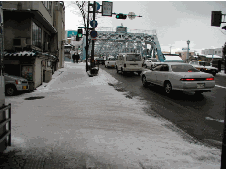 歩道が凍結していて、真っ白になっている歩道の写真