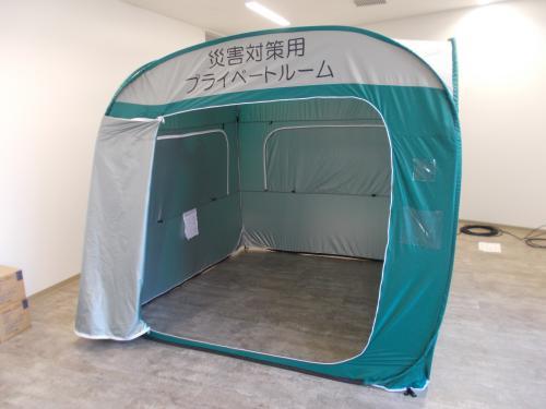 組み立てられた災害対策用簡易テントの全体を写した写真
