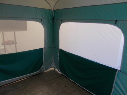 組み立てられた災害対策用簡易テントの内側を写した写真