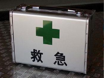 シルバーの救急箱の写真