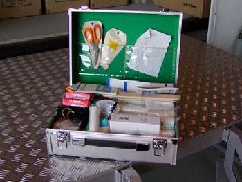 開けられた救急箱にいろいろな応急手当キットがきれいに保管されている写真