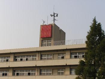 建物の屋上に設置された防災無線システムの写真