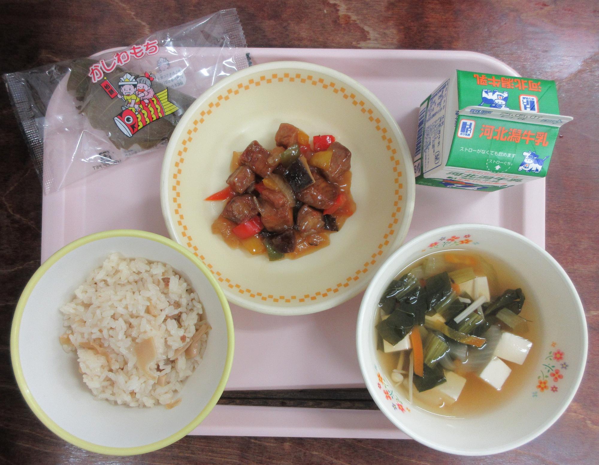 小学校の子どもの日の献立の写真