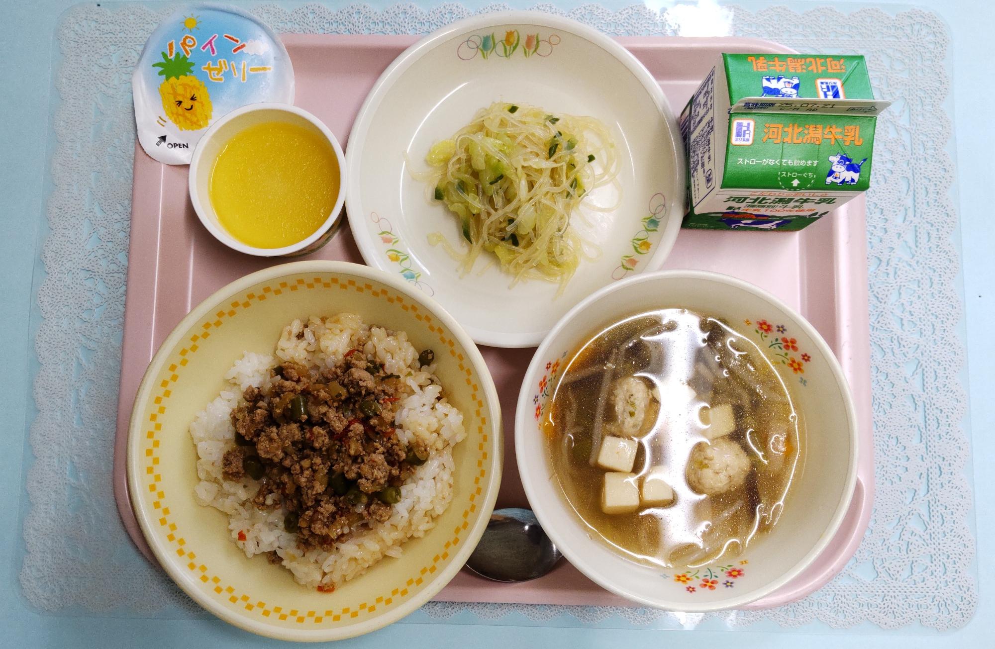 小学校のタイの献立写真