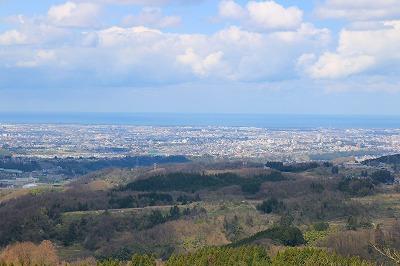 キゴ山から見た少しかすみがかかっている様子の金沢市の上空写真