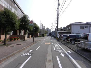 左側に中央小学校がある前の道路に自転車のマークと矢印が示された自転車走行指導帯の写真