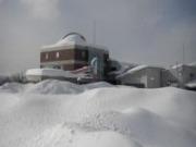 キゴ山周辺の施設や地面に沢山の量の雪が積雪している様子を撮影した写真